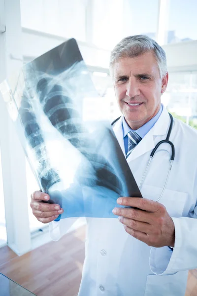 Médico sonriente analizando rayos X — Foto de Stock