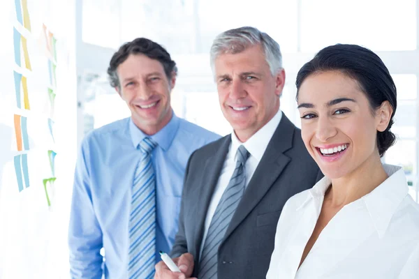 Mensen uit het bedrijfsleven samen brainstormen — Stockfoto