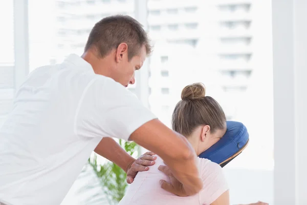 Mujer teniendo masaje de espalda —  Fotos de Stock