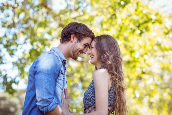 Bonito casal no parque — Fotografia de Stock