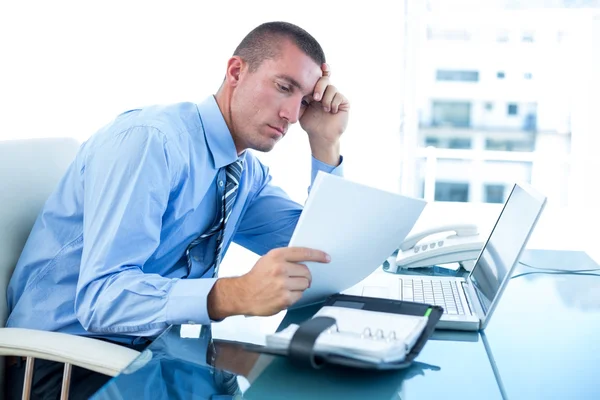 Moe zakenman kijken naar laptop — Stockfoto