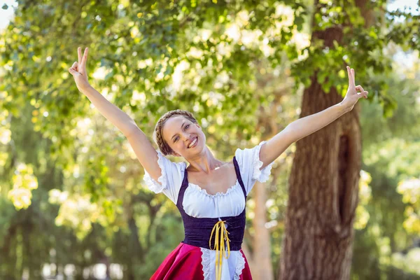 Jolie oktoberfest blonde se sentant libre dans le parc — Photo