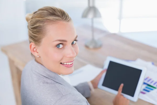 Lachende zakenvrouw met behulp van tablet — Stockfoto