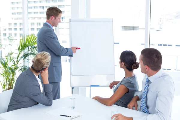 Manager präsentiert Kollegen Whiteboard — Stockfoto