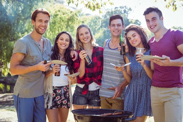 Glückliche Freunde im Park beim Grillen — Stockfoto