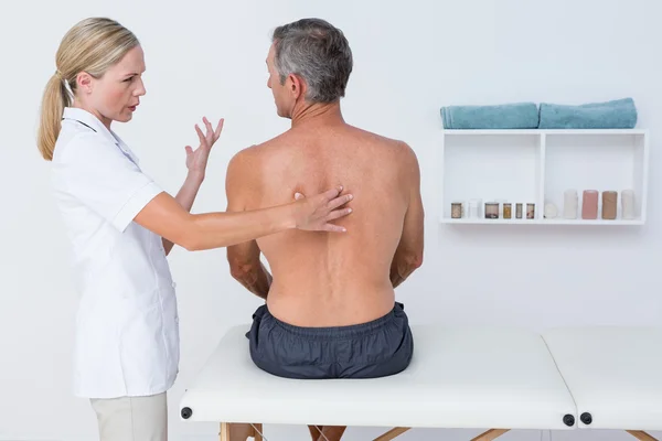 Orvos megvizsgálja a beteg hátát — Stock Fotó