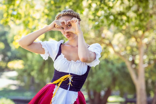 Vackra oktoberfest blonda leende i parken — Stockfoto