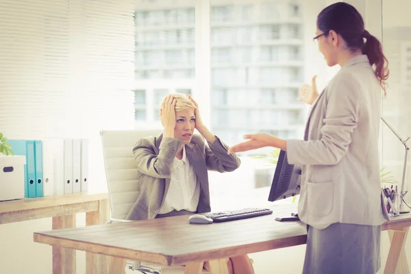 Geschäftsfrauen sprechen — Stockfoto