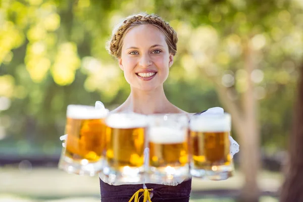 Mooie oktoberfest blonde bedrijf bieren — Stockfoto