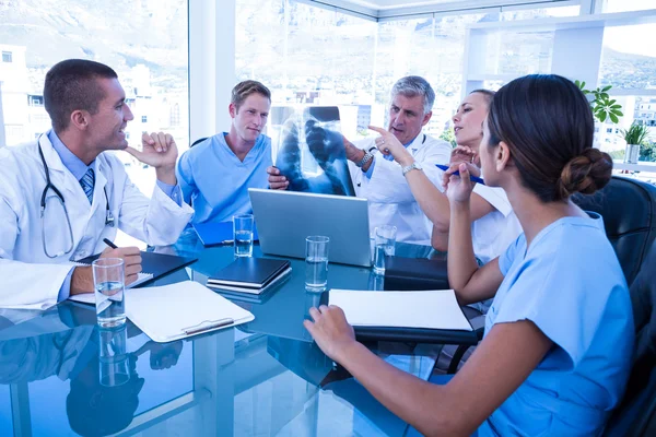 Equipo médico teniendo una reunión —  Fotos de Stock