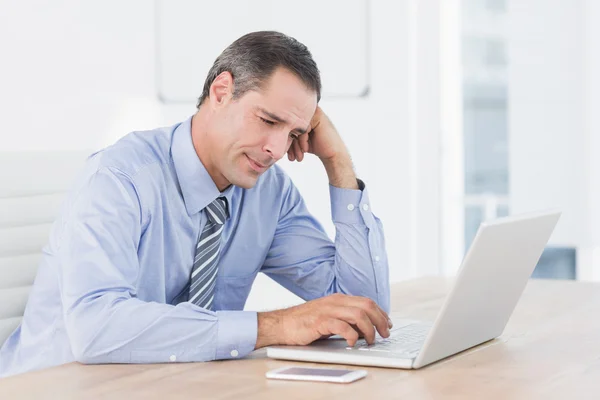 Расстроенный бизнесмен, работающий с компьютером — стоковое фото