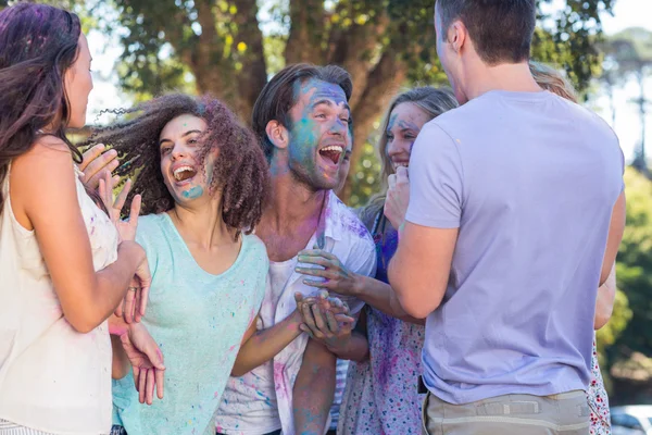 Freunde werfen mit Pulverfarbe — Stockfoto