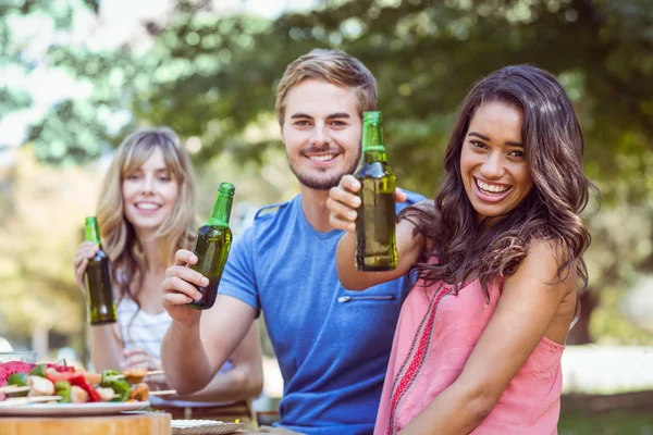 Glückliche Freunde im Park beim Mittagessen — Stockfoto