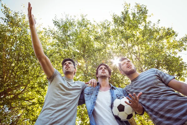 Happy vrienden in het park met voetbal — Stockfoto