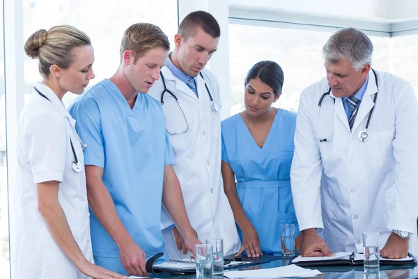 Team of doctors looking at their diaries — Stock Photo, Image