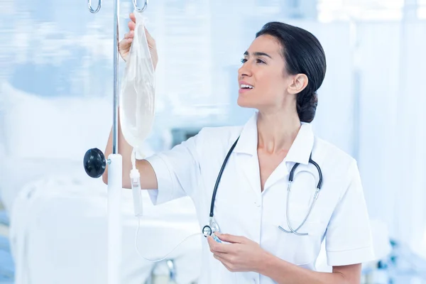 Krankenschwester verbindet einen intravenösen Tropf — Stockfoto