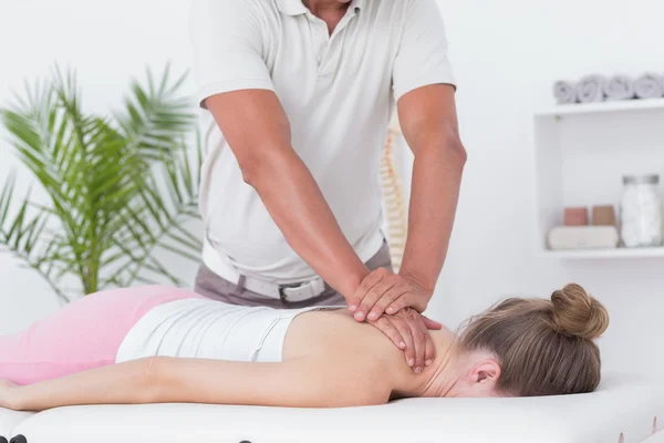Fisioterapeuta haciendo masaje de cuello a su paciente —  Fotos de Stock