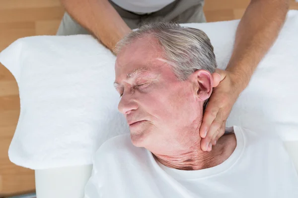 Mann erhält Nackenmassage — Stockfoto