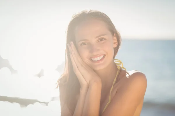 Brunette relaxing and smiling at camera — Stock fotografie