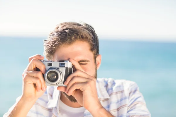 Mann macht ein Foto und blickt in Kamera — Stockfoto