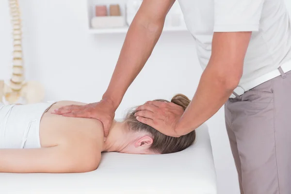 Fisioterapeuta fazendo massagem no pescoço — Fotografia de Stock