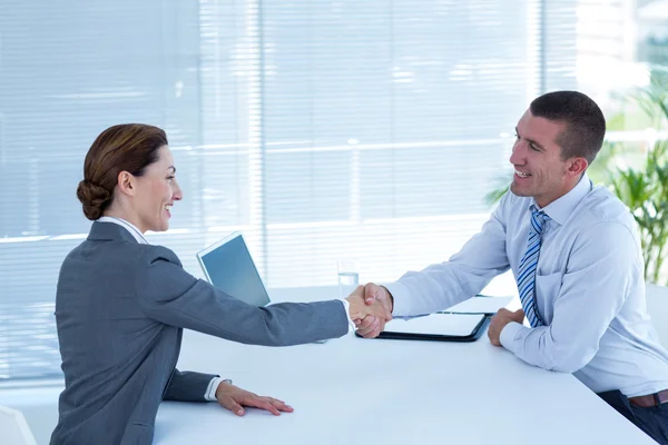 Affärspartners skaka hand tillsammans — Stockfoto