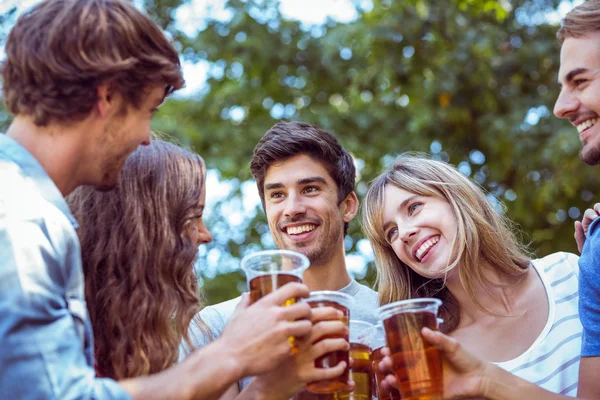 Glückliche Freunde im Park — Stockfoto