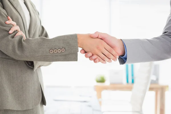 Businesswoman shaking hands with a businessman — Stock Photo, Image