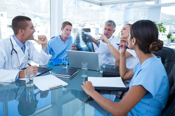 Equipo de médicos analizando rayos X — Foto de Stock