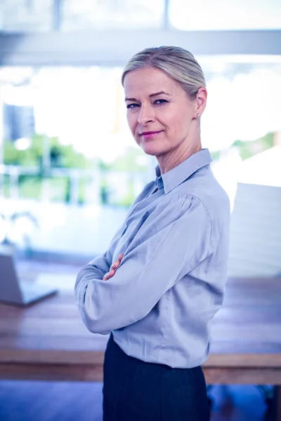 Geschäftsfrau blickt in die Kamera — Stockfoto