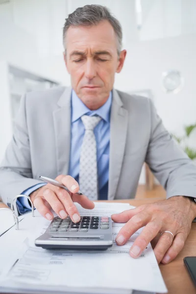 Homme d'affaires utilisant la calculatrice pour calculer la finance — Photo