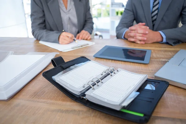 Business people using tablet in office — Stock Photo, Image