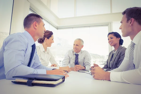 Equipe de negócios sentados juntos em torno da mesa — Fotografia de Stock