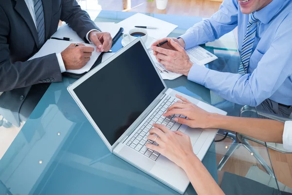 Les gens d'affaires en discussion dans un bureau — Photo