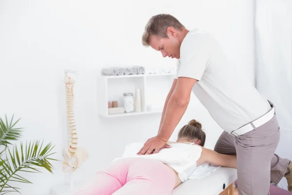 Fisioterapeuta fazendo massagem nas costas — Fotografia de Stock