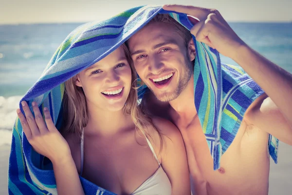 Coppia relax in spiaggia — Foto Stock