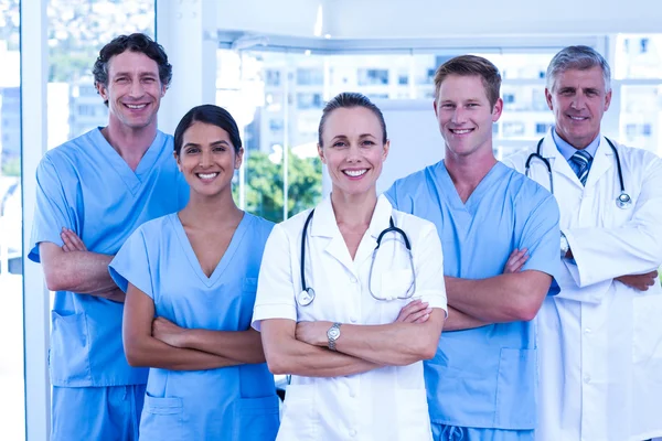 Medisch team samen op de camera glimlachen — Stockfoto