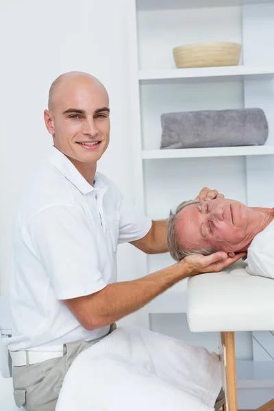머리 마사지를 받는 남자 — 스톡 사진
