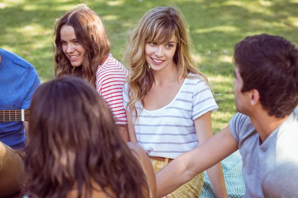 Glücklicher Tag im Park — Stockfoto