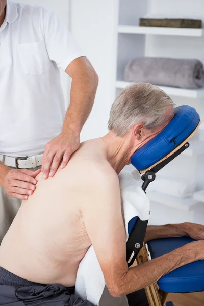 Mężczyzna po masażu pleców — Zdjęcie stockowe