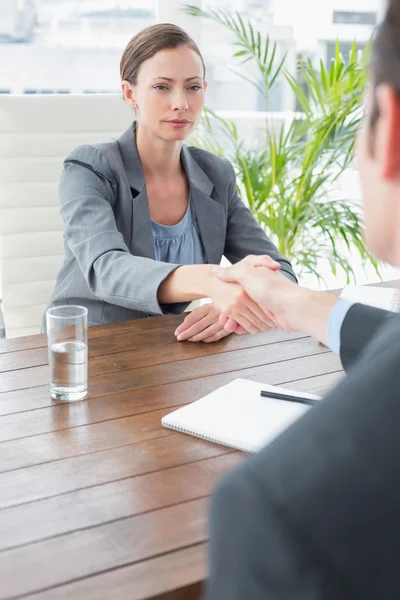 Affärskvinna skakar hand med affärsman — Stockfoto