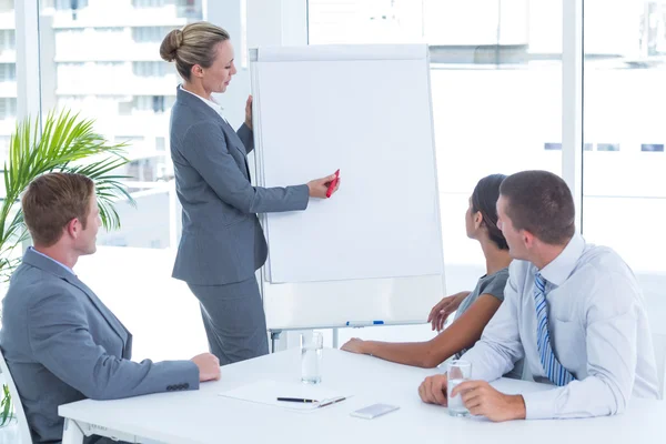 Manager präsentiert Kollegen Whiteboard — Stockfoto