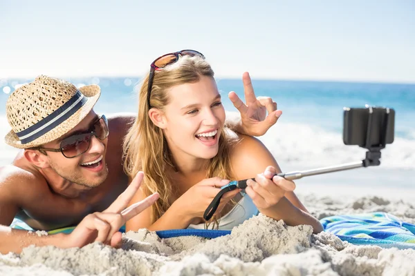 Feliz pareja tomando selfie con selfie stick —  Fotos de Stock