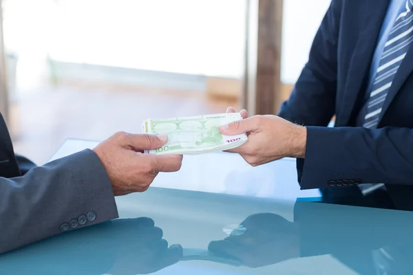 Hommes d'affaires échangeant de l'argent — Photo