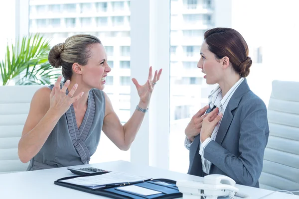 Imprenditrice che urla contro un collega — Foto Stock