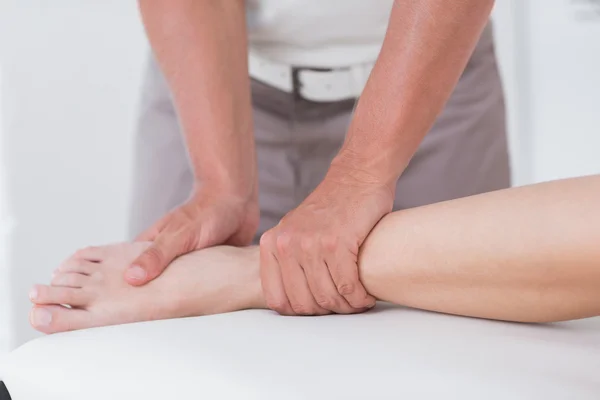 Фізіотерапевт робить телячий масаж — стокове фото