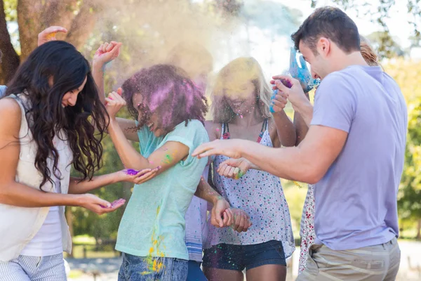 Freunde werfen mit Pulverfarbe — Stockfoto