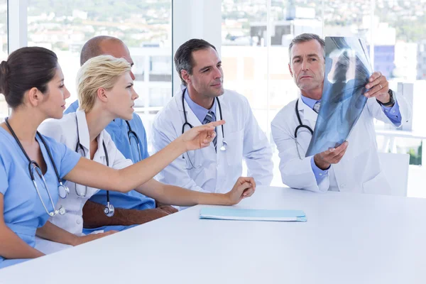 Läkare visar Xray till sina kollegor — Stockfoto
