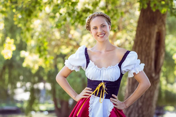 Vackra oktoberfest blonda leende i parken — Stockfoto