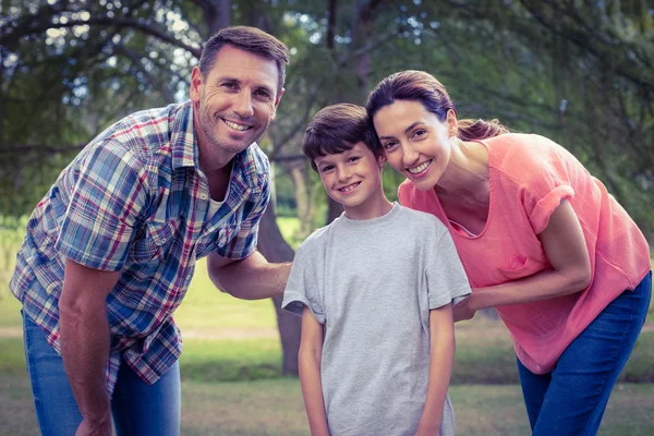 Parkta birlikte mutlu bir aile — Stok fotoğraf